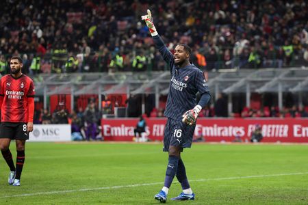 Mike Maignan (AC Milan) gives advices to teammates in the second half during AC Milan vs Fiorentina - Serie A Tim 2023/2024 day 13 at San Siro Stadium. AC Milan wins 1-0.