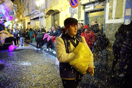 Carnival floats made of paper-mâché, each with its own set, parade through the streets of the city to the delight of children and adults. Each wagon is preceded by a dance group.