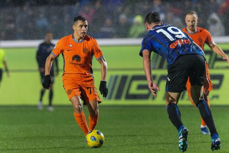 Italy, Bergamo, november 4 2023: Alexis Sanchez(FC Inter) attacks the penalty area in the second half during soccer game Atalanta BC vs FC Inter, day 11 Serie A 2023-2024 Gewiss Stadium