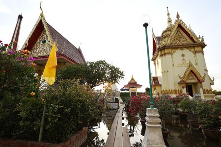 water level in the Chao Phraya River Ang Thong Province has a level that is almost as high as the water barrier along the Chao Phraya River, which is made of concrete and made of soil, where some water seeps into the community causing it to be pumped out. While in other areas, water has already overflowed on both sides of the river due to the large amount of water from the upstream.