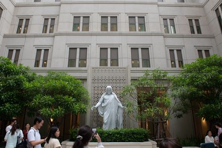 The public visits the Bangkok Thailand Temple, belong The Church of Jesus Christ of Latter-day Saints, the first temple of its kind in Thailand and the third in Southeast Asia. After the open house ends Then, temples are dedicated for access only to Church members.