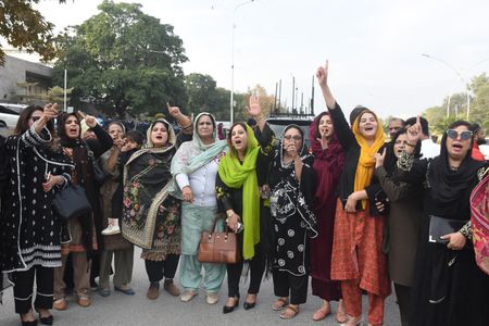 Pakistan's former Prime Minister Nawaz Sharif (C) arrives Islamabad High court in Islamabad. A Pakistani court Wednesday acquitted former Prime Minister Nawaz Sharif in a graft case, clearing the way for him to run in next year's elections, his legal team and party said.