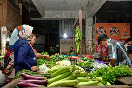 A number of basic commodities went up ahead of Eid al-Fitr 1444 Hijri such as rice, meat and cayenne pepper. based on data from the statistical center for rice commodities, the price increased by 1.96 percent, then the price of cayenne pepper was reported to increase by 19.49 percent and broiler meat also experienced a price increase of up to 5.09 percent.
