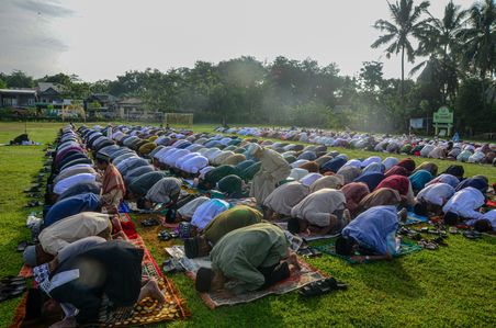 The Muhammadiyah congregation has carried out the Eid al-Fitr 1444 Hijri prayer in the field while the Indonesian Ministry of Religion government decided through the isbat meeting that the Eid al-Fitr prayer will be held April 22.