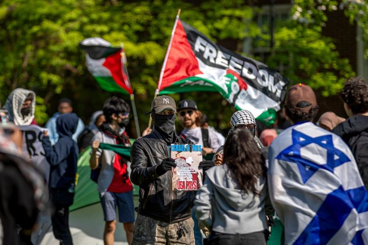 Brooklyn College Students Set Up Pro-Palestine Encampment