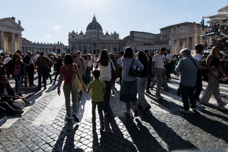 Vatican: White smoke: New Pope Elected