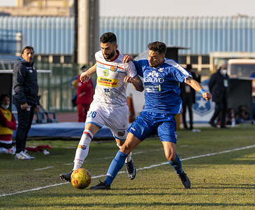 Serie C Championship - Marcello Torre Stadium, 20th day of recovery in Group C. The match between Paganese and Catania ends with the final result of 0-0.
Contrast between Luca Calapai (26) Catania and Tommaso Squillace (3) Paganese Calcio 1926.