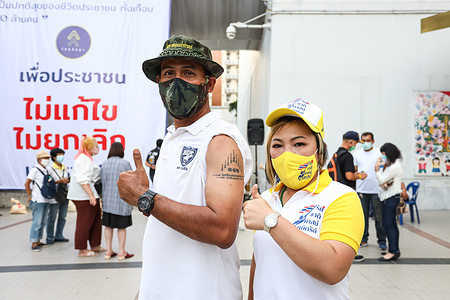 A royalist group called Thai Raksa gathered around the Bangkok Art and Culture Center. To express themselves symbolically and receive a signature against the amendment-repeal of the lèse-majesté law. Known as the Criminal Law, Section 112.
