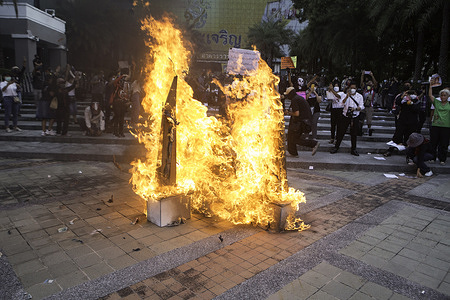 Demonstrators set fire to a mock democracy monument after hearing the Constitutional Court's ruling that reforming the monarchy is an overthrow in front of the Constitutional Court building.