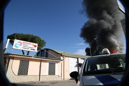 A fire broke out in a depot in Arzano, in the province of Naples. The flames engulfed the warehouse of a kitchen company located in via Torricelli.