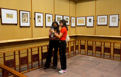A walk through the painting Galleries at Indian Museum and workshop in central courtyard,tracing the evolution of visual language from Mughal miniatures to the Bengal school. A unique opportunity for art lovers to experience the painting Galleries throughan interactive sketch walk and discussion with Arnab Basu, the head of the art section at the Indian Museum an Swarup Dutta, artist, educator and scenographer. Local visitor came for visiting painting and art.