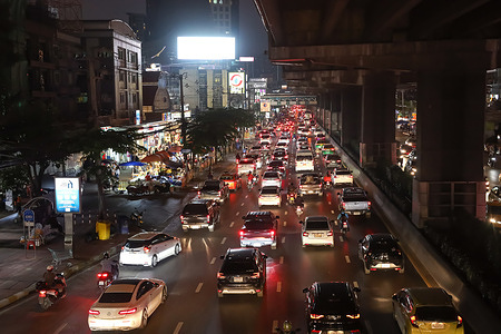 Heavy traffic on Borommaratchachonnani Road (National Highway No. 338) because people return to their hometown on Friday evening of a long holiday on the occasion of King Rama IX's birthday and National Day.
