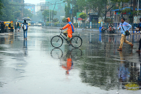 The city could get stormy winds and moderate rain under the impact of the cyclone Jawad. 
The India Meteorological Department forecast that the cyclonic storm will move north-northeastwards towards the West Bengal coast before weakening into a deep depression during the day.
"With the system likely to move north-northeastwards along the Odisha coast towards West Bengal and develop into a well-marked low pressure area, light to moderate rainfall has begun in Kolkata, Howrah, North and South 24 Parganas, and Purba and Paschim Medinipur districts," an official said.
Heavy rain will occur in some isolated parts of south Bengal, including coastal areas of South 24 Parganas and Purba Medinipur districts, and parts of Purba Bardhaman, he said.
Heavy rain fall was started due to Jawad cyclone.
