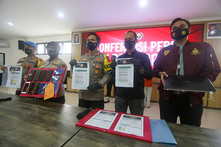 The Bogor Police Criminal Investigation Unit managed to uncover an illegal online loan network of foreign networks with 50 applications, and arrested two Indonesian nationals and three of them foreign nationals who were on the wanted list (DPO).