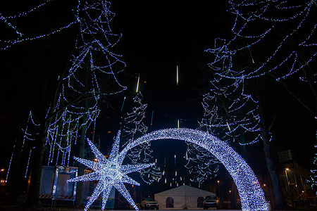 In Ferrara Christmas is already shining: 100 kilometers of lights color the streets of the center.