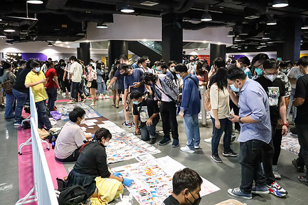 In the event trade zone 2-Shot BNK48 3rd Album "Warota People" on the 5th floor of Union Mall. Fans brought in collectibles from idol groups BNK48 and CGM48 for sale and exchange, including photo sets, pins, posters and digital tickets for the 2-shot event.