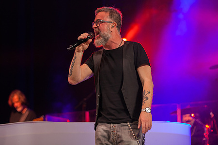 After the big party at the Verona Arena in which he celebrated 30 years of career, Marco Masini went to the EuropAuditorium Theater in Bologna for a concert where he sang his greatest hits.