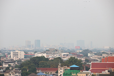 The air quality index of Bangkok is at a level that affects on health, resulting in reduced visibility due to PM 2.5 smoke dust caused by incomplete combustion from human activities. from cars, machinery, construction and burning of agricultural land, Bangkok will face this problem hard every year in winter due to temperature inversion.