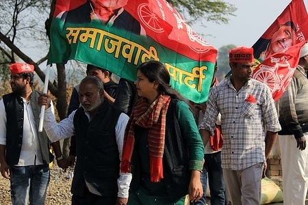 Samajwadi Party women wing leader Nidhi Yadav hosted the party flags on occasion of "Samajwadi Jhanda Lagao Abhiyaan"at their constituency seat Handia district Prayagraj. Nidhi Yadav organized 438KM foot march at their constituency seat Handia and convince the voters to support Samajwadi Party in upcoming assembly elections in Uttar Pradesh.
Nidhi was EX-MLA candidate from Samajwadi Party in 2017 assembly elections. Now days she speared the party policies and attract women voters with huge support of girls, Nidhi quickly becomes a new hope for girls and represent the new era in Samajwadi Party.