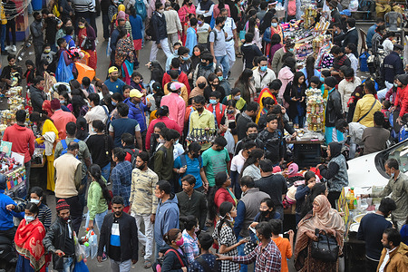 People shop at a crowded market on New Years day, during the ongoing coronavirus disease (COVID-19) pandemic, in Kolkata.