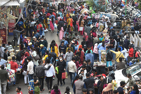 People shop at a crowded marketduring the ongoing coronavirus disease (COVID-19) pandemic in Kolkata.