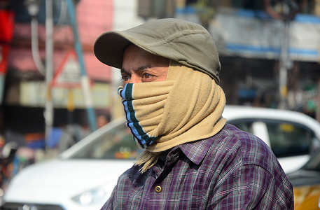 Today the temperature in Kolkata is 13°c. It was feeling cold. People came outside in the morning wearing warm clothes in Covid pandemic situation.