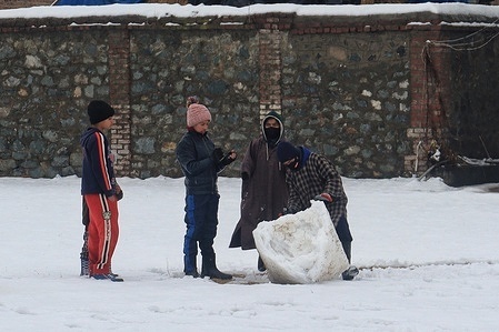 everal parts of Kashmir witnessed heavy snowfall on Saturday morning as authorities issued an alert for avalanche-prone areas.The Met department had predicted that the intensity of Snowfall and rainfall in parts of Jammu and Kashmir are likely to increase today.
Several parts of Kashmir witnessed heavy snowfall on Saturday morning as authorities issued an alert for avalanche-prone areas.The Met department had predicted that the intensity of Snowfall and rainfall in parts of Jammu and Kashmir are likely to increase today.
