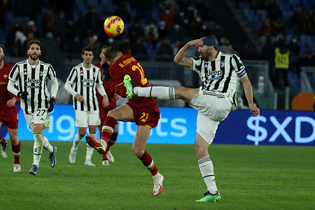 Giorgio Chiellini (Juventus) kicks during the Serie A match between AS Roma and Juventus FC at Stadio Olimpico. Juventus wins 4-3.