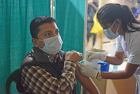 Due to a large number of health professionals being down with Covid, Bengal is all set to roll out booster doses for the healthcare, front line workers and the senior citizens with comorbidity from Monday. It was very essential in covid pandemic situationBoth government and private hospitals will administer the booster dose on the eligible candidates from Monday while the urban primary health centers run by the Kolkata Municipal Corporation (KMC) in 144 wards will also administer the third shots.