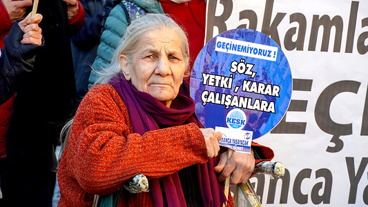 The Izmir Platform of KESK (Confederation of Public Employees Unions) protest the high inflation rate in Turkey and they shouted out "We can't survive, we want enough wages for a human life!" The platform highlighted difference between calculations of The Turkish Statistical Institute (TUIK) and The Inflation Research Group (ENAG).