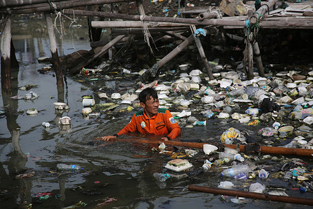 A number of houses in the Kalibaru area, Cilincing, North Jakarta, Indonesia are surrounded by piles of garbage. The pile of garbage is dominated by household waste, the majority of which are plastic waste, which covers the surface of the sea water and looks like a sea of garbage and pollutes the environment in the area. This is exacerbated by the number of residents who still throw garbage around the location. Hundreds of cleaners also raided the garbage in the densely populated village.