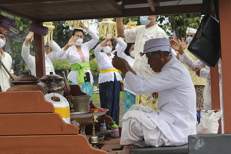 A number of Hindus carry out the tri sandya prayer procession, which is followed by five prayers at the main mandala of Sangha Bhuwana Temple, Iswahjudi Airport, Magetan. This activity is in the context of carrying out a ritual to welcome the celebration of Nyepi Day, Saka New Year 1944, which will fall on March 3, 2022