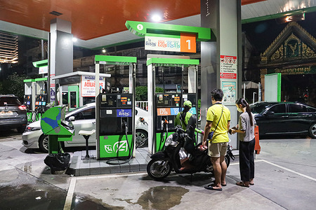 People in Bangkok bring their vehicles to refuel at a gas station in the evening, after the announcement of the price hike at 5:00 AM tomorrow. The world oil price continued to rise due to the war situation between Russia and Ukraine.
