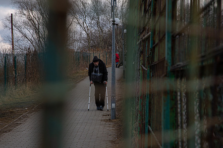 A Ukrainian crosses the Medyka border into Poland.
Hundreds of thousands of Ukrainian refugees fleeing the Russian invasion have already crossed the border from Ukraine through the Medyka border crossing.