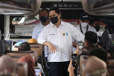 Minister of State-Owned Enterprises (BUMN) Erick Tohir talks with travelers on the bus when releasing free homecoming in the Healthy Homecoming program with BUMN 2022 in the Gelora Bung Karno (GBK) area, Jakarta. A total of 12,450 travelers with 249 buses were released by the Minister of State-Owned Enterprises (BUMN), Erick Thohir. The 2022 Healthy Homecoming Safe Homecoming Program with BUMN involves 25 companies belonging to State-Owned Enterprises (BUMN) reaching 12,450 people with buses provided reaching 249 units.