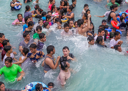 Due to the heat, people are now flocking to beach resorts and swimming pools at the same time as putting Metro Manila on alert number 1 status of the covid 19 pandemic, but the government has warned to continue implementing the health protocol due to the findings new covid 19 variant.