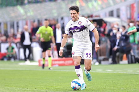 Italy, Milan, may 1 2022: Riccardo Sottil (Fiorentina striker) drives to the penalty area in the second half during football match AC MILAN vs FIORENTINA, Serie A 2021-2022 day35 San Siro stadium