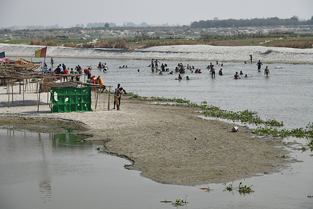 As the Mercury touches 38 degree Celsius, Sarsaiya Ghat, in the bank of the holy Ganges, witnessed elated Kanpur crowd willing to get some much-needed relief by enjoying knee-deep water in the shallow riverbed.