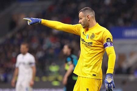 Italy, Milan, may 6 2022: Samir Handanovic (Inter goalkeeper) gives advices to teammates in the second half during football match FC INTER vs EMPOLI, Serie A 2021-2022 day36 San Siro stadium