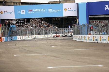 Edoardo Mortara won the first race in Berlin-Tempelhof and thus celebrated the fourth victory of his career. Jean-Eric Vergne came second and Stoffel Vandoorne third.