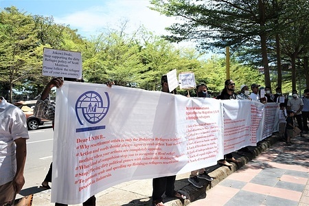 Hundreds of Rohingya refugees from Myanmar who have lived in Indonesia for a dozen years staged a protest by carrying banners in front of the UNHCR (United Nations High Commissioner for Refugees) office in Bosowa Tower. They asked UNHCR to immediately dispatch them to a third country. They also demand the human rights of being allowed to work and earn money.