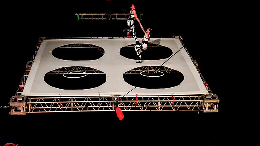 As part of the International 40 th Izmir Theater Festival famous Italian performance team 'Eventi Verticali' has performed ' Quadro' top of the Gundogdu Square. The four dancers have combined elements of theatre, circus, acrobatics, dance and music. Artists have performed in acrobatic leaps, moving over and around the suspended white stage that hanged on a crane. The white platform slowly has changed position along the way in vertical in the dark night and has composed the sense of movement outer space for audiences.