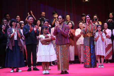 Happy Salma plays Inggit Garnasih in a monologue stage in the form of a musical theatre, at the Ciputra Artpreneur Theatre, Kuningan, Jakarta, Indonesia. Inggit Garnasih is the second wife of the first President of the Republic of Indonesia, Ir. Sukarno. Inggit is an important figure and witness to various events during the struggle that the founding figures of this nation went through, as well as a spirit of honesty and a reflection of the depth of a woman's feelings. The pandemic that has hit Indonesia for the past 2 years has brought various activities such as the performing arts stage to a standstill. However, now the government is starting to relax the restrictions related to the prevention of the Covid-19 pandemic as the beginning of the transition from pandemic to endemic. This is good news for artists who are allowed to be creative again on stage and witnessed directly by art connoisseurs in the theater.