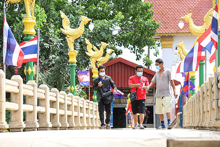 People travel in and out through Thailand and Cambodia border checkpoints under Covid-19 prevention measures. Jointly between the two nations is ATK testing for COVID-19 from both sides of the checkpoint. If the virus is found, they will be banned from entering the country and must return to the country they came from. If entering Thailand, you must register the Thailand Pass.