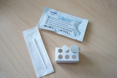 With summer temperatures in Germany, the number of corona infections is declining. Children are currently more likely to catch the flu, as the Robert Koch Institute has found. Rapid corona tests are also recommended. The photo shows a SARS-CoV-2 Antigen Rapid Test Kit.