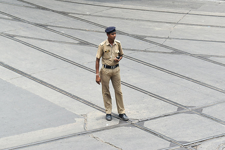 A Kolkata traffic police person is working in the middle of the road during the Zero Shadow moment (11:34 am IST) on the Zero shadow day in Kolkata, India. For Kolkata the first zero shadow day this year will be on June 5, 2022, and the zero shadow moment will be around 11:34 am. When there will be no shadow of sunlight at a particular time of the day. People and any object, all around the world, living between the Tropic of Cancer and Tropic of Capricorn (+23.5 and -23.5 degrees latitude) lose their shadows, though momentarily, twice a year. These two days are called zero shadow days.