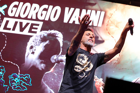 Thousands of people at Torino Comics attended the live performance of Giorgio Vanni, one of the most famous singers of the Italian cartoon themes of the 90s and 2000s. A performance full of energy that made the audience sing, jump and excite on the notes of One Piece, Dragon Ball and Detective Conan.
