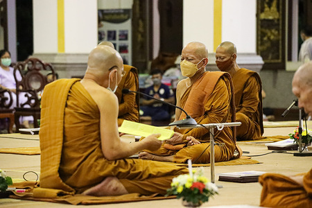 Monks preach teachings to nuns and Buddhists on Asanha Bucha Day.