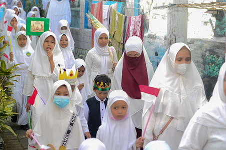 Muslims in Malang gather in the Malang city square and parade around singing Islamic songs in order to welcome the Islamic New Year 1444 Hijri.