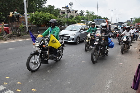Bikers running on the Kona Expressway (NH 117) in Howrah at the event of 'Sagar Theke Pahare' - An Indo-Bangladesh bike & car rally and mountaineering expedition from Gangasagar to Mt. Yunam (20,000ft) at Lahaul and Spiti, Himachal Pradesh via Kolkata, Bandel, Dhanbad, Varanasi, Agra, Delhi, Bilaspur, Manali, Gispa and Bharatpur by road covering more than 2500 kms, with holy water of Bay of Bengal and flag of India, to reach at the peak on 15th August, 2022 on the occasion of the 75th Independence Day of India.
An another team of Bangladesh is expected to join from Delhi with the holy water of of Bay of Bengal from Chittagong. During the entire trip they will promote various social and environmental awareness among the local people.
Six full-route bikers and one car of West Bengal with other supportive bikers are flagged off in Kolkata. It is organised by the Rotary International and Radhanath Sikdar Mountaineering and Allied Sports Foundation.